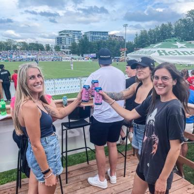 Fine day for a soccer match and a raddy, don't you say?! ⚽️ Cheer for the Wanderers with Hans in hand 🍺